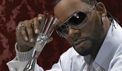 R. Kelly: US singer faces decades in jail at sex…